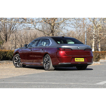 BMW i7